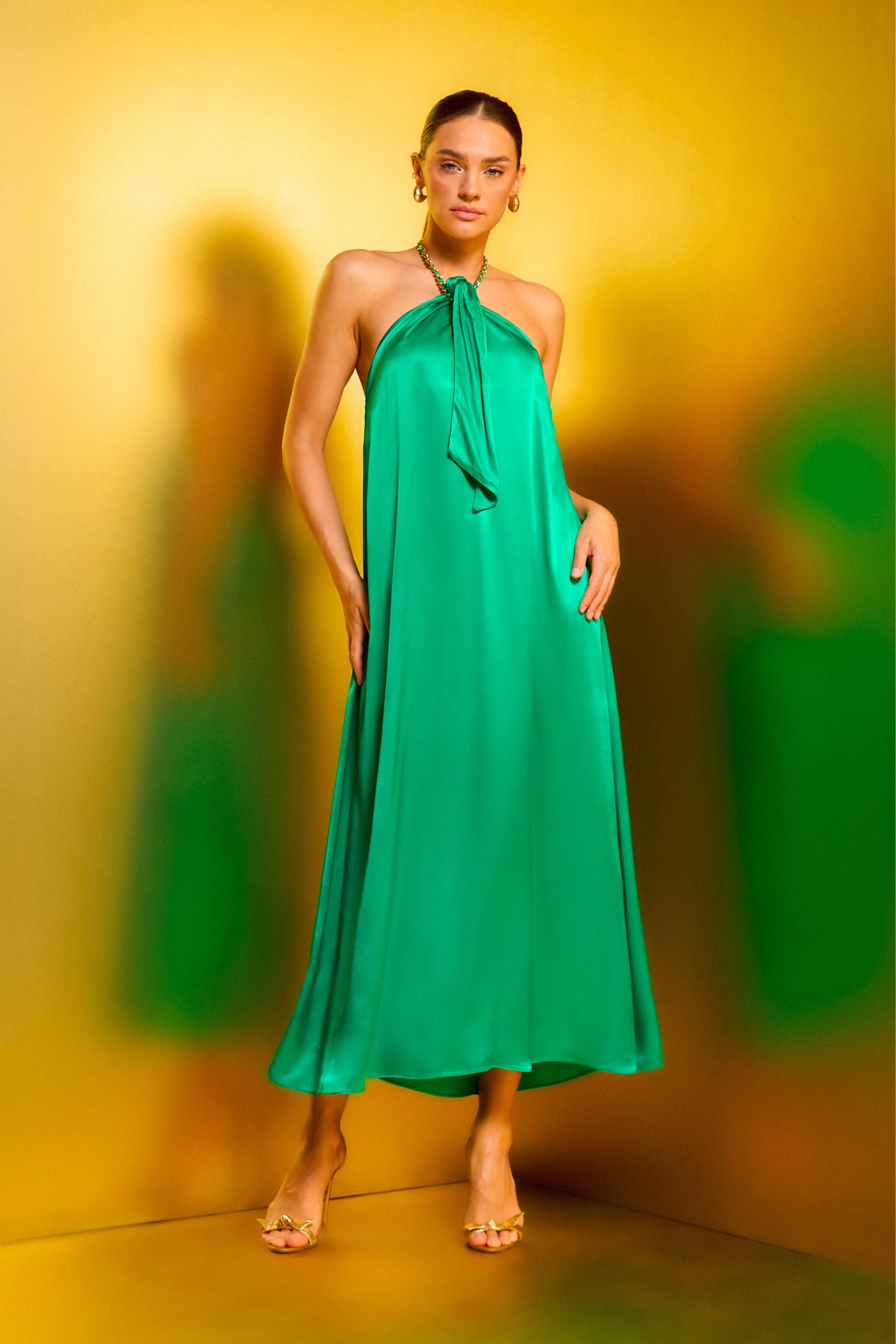 VESTIDO MIDI COM DETALHE CORRENTE